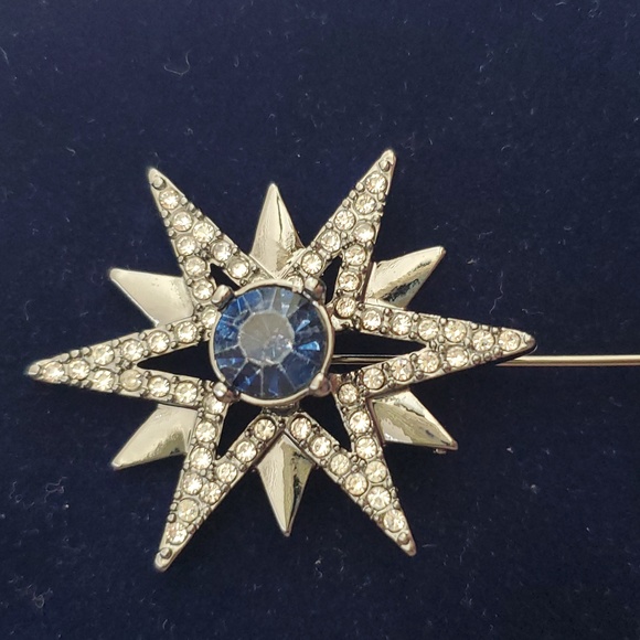 New never used pin brooch Star astrological chanel theme Starburst pin - Picture 5 of 7